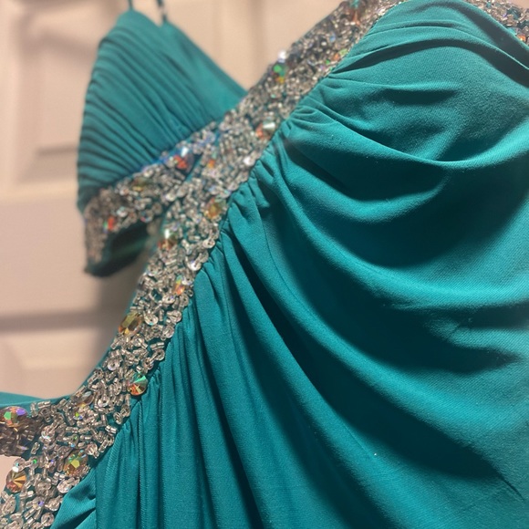 Beautiful formal gown. Worn once, perfect for special occasion - Picture 1 of 2